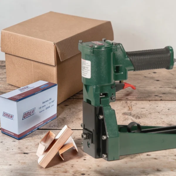 Capsator pneumatic pentru ambalaje carton