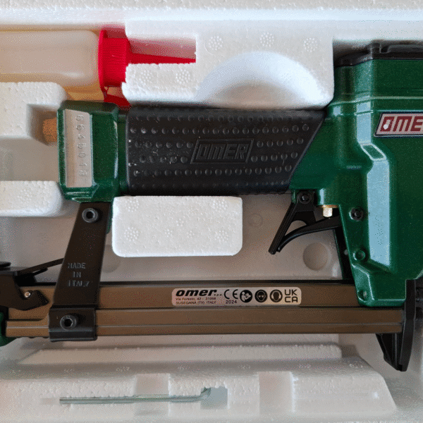 CUTIE CU UN CAPSATOR TAPITERIE