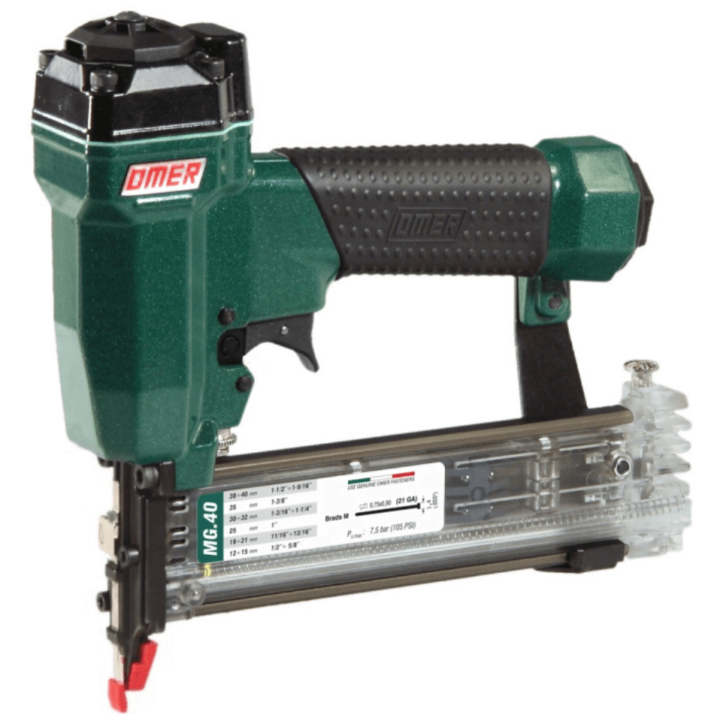 Imaginea arată capsatorul pneumatic profesional Omer MG.40, utilizat pentru fixarea mini cuielor din seria Brads M în aplicații industriale.