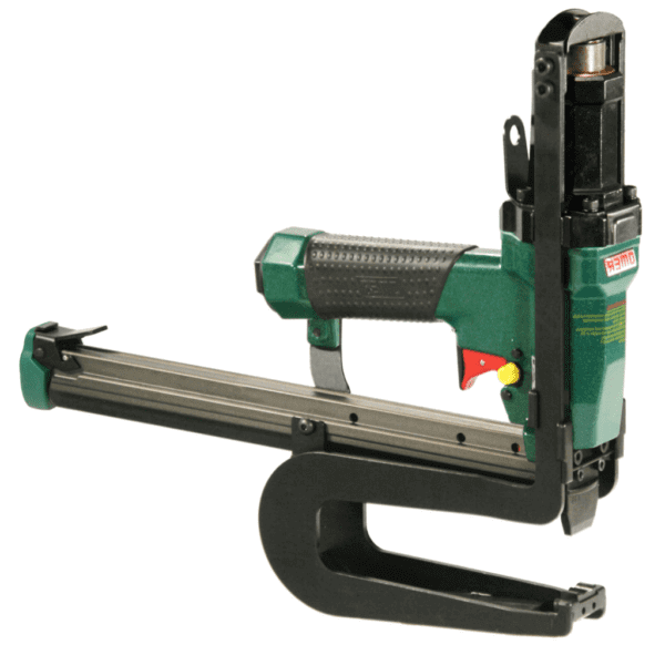 Imaginea unui capsator pneumatic OMER PL110LJ, ideal pentru fixarea capselor metalice din seria 110 în producția de saltele si inchiderea ambalajelor din carton.