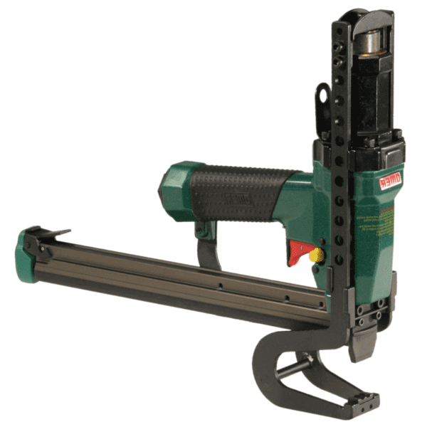 Imaginea unui capsator pneumatic OMER PL110SJ, ideal pentru aplicații ce necesită o adâncime specifică a gâtului și o capacitate mare de încărcare a capselor.