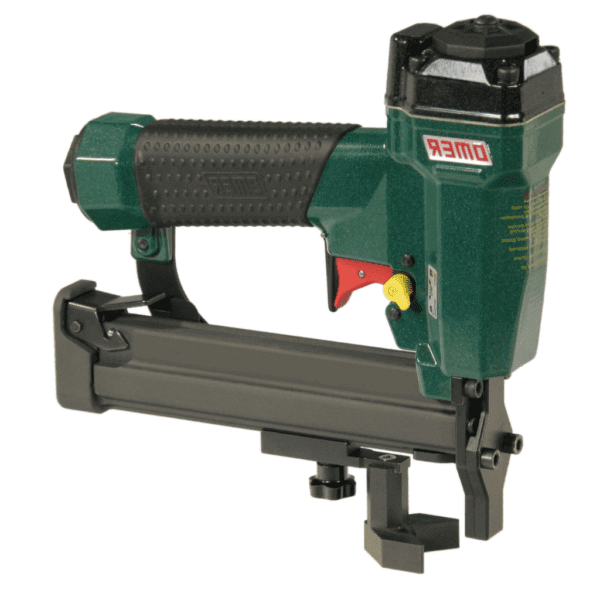 Fotografia arată capsatorul pneumatic Omer VN11.15, utilizat pentru fixări precise și rapide în unghiuri în aplicații industriale.