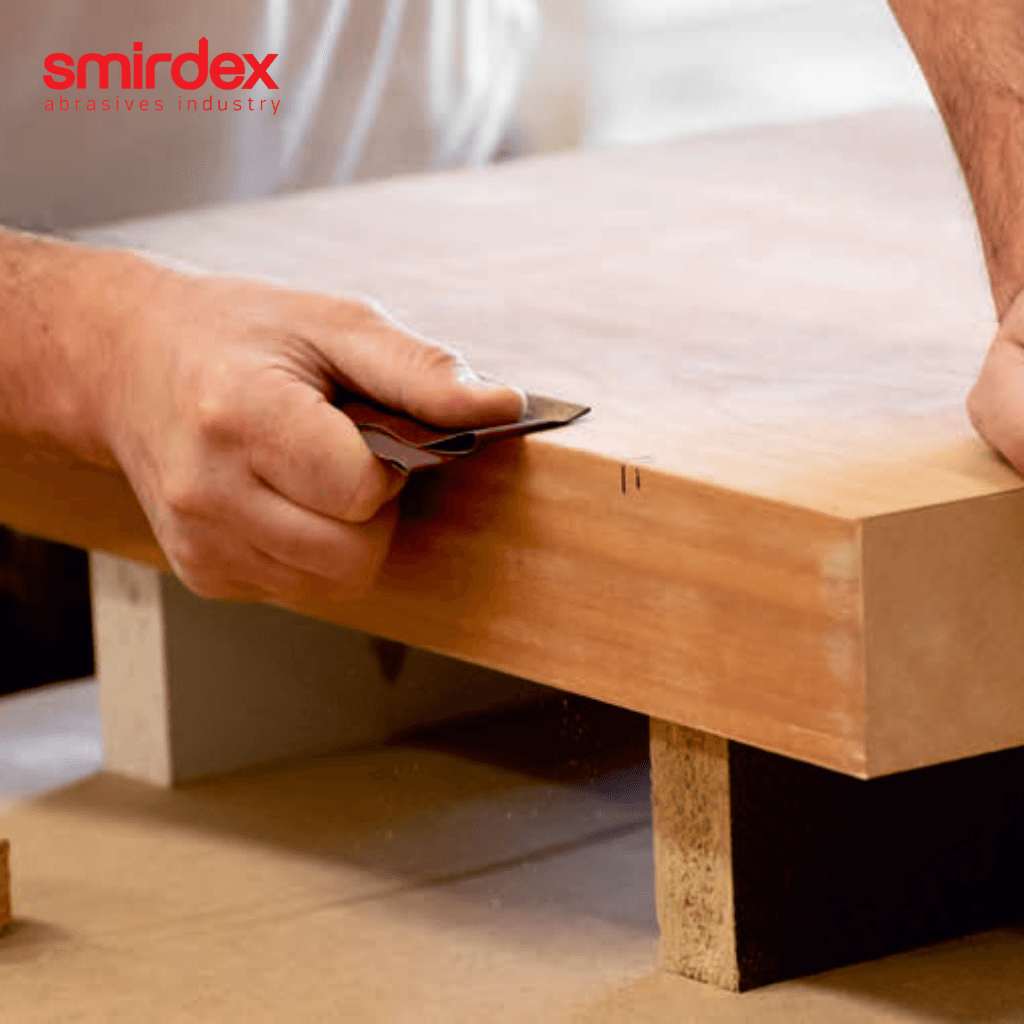 Slefuire cu panza abraziva a unei suprafete de lemn