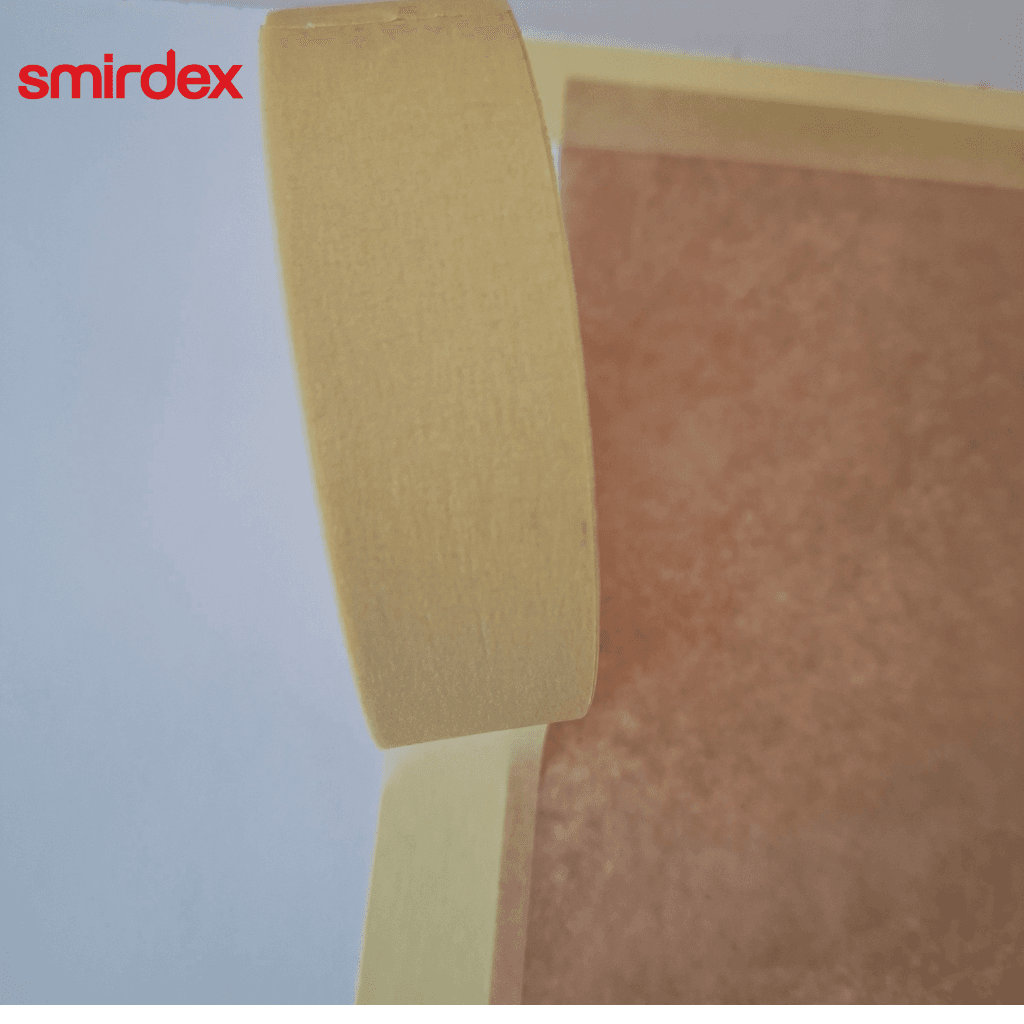 Hartie de mascare prinsa cu o banda galbena